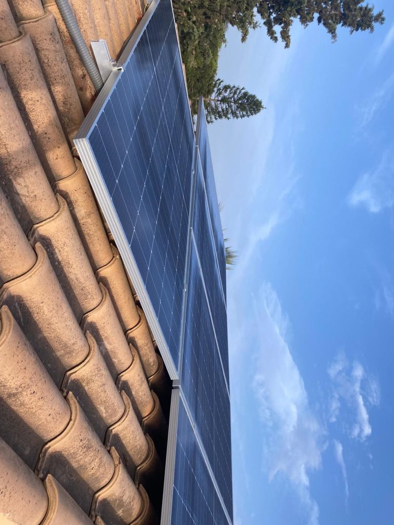 Autoconsumo Fotovoltaico de 6 kW en Retamar (Almería) Autoconsumo Fotovoltaico de 6 kW en Retamar (Almería)
