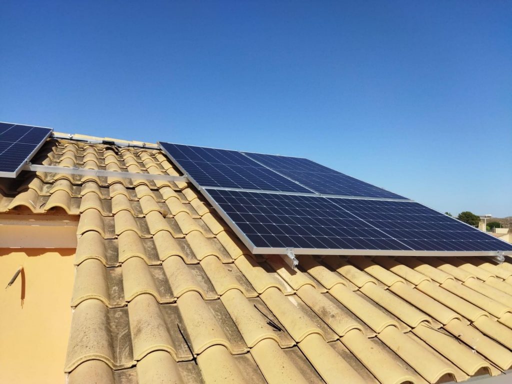 Autoconsumo Fotovoltaico de 6 kW en Retamar (Almería) Autoconsumo Fotovoltaico de 6 kW en Retamar (Almería)