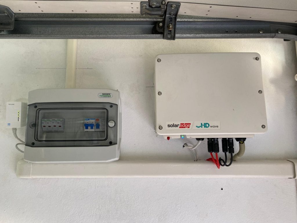 Autoconsumo Fotovoltaico de 6 kW en Retamar (Almería) Autoconsumo Fotovoltaico de 6 kW en Retamar (Almería)