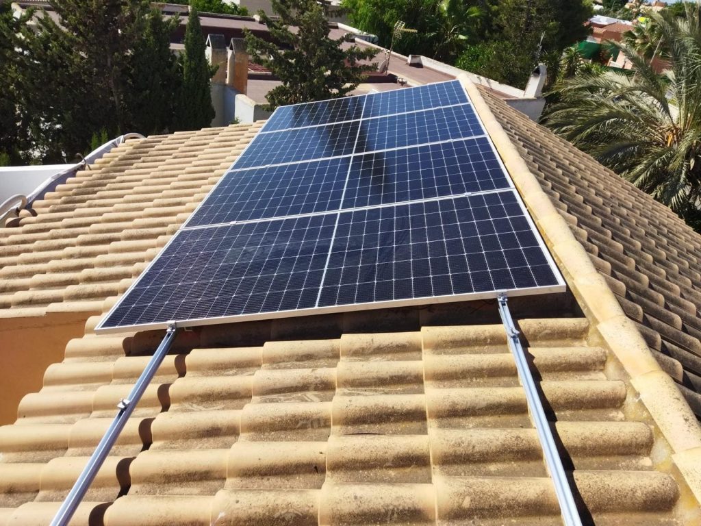 Autoconsumo Fotovoltaico de 6 kW en Retamar (Almería) Autoconsumo Fotovoltaico de 6 kW en Retamar (Almería)