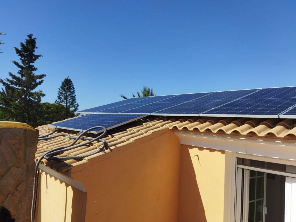 Autoconsumo Fotovoltaico de 6 kW en Retamar (Almería) Autoconsumo Fotovoltaico de 6 kW en Retamar (Almería)